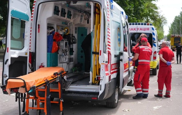 Росіяни вдарили по Запоріжжю: троє травмованих, горять авто