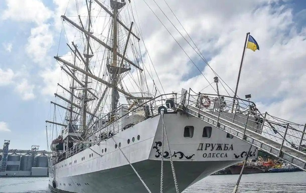 Росіяни атакували вітрильний фрегат в Одеському морпорту