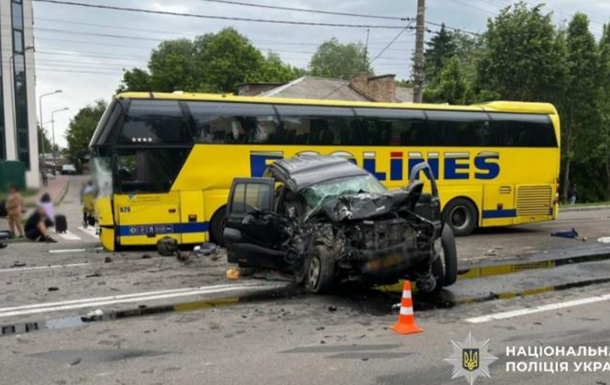 У Борисполі джип зіткнувся з автобусом, є загиблий і постраждалі