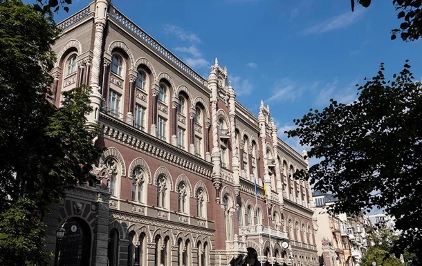 Долар відступив від рекордних максимумів в Україні
