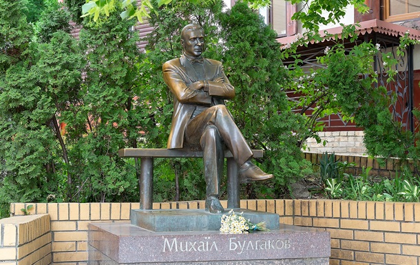 У Києві демонтували памʼятник Булгакову