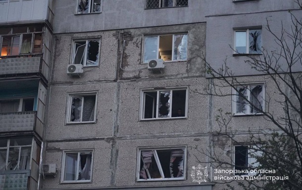 РФ атаковала многоэтажку в Запорожье: 10 раненых