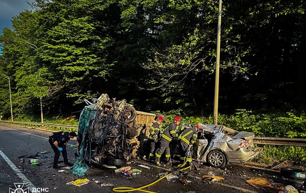 Під Вінницею зіткнулися три легковики й вантажівка
