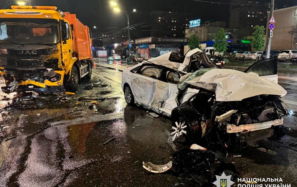 ДТП в Киеве: Audi врезалась в грузовик на встречной полосе