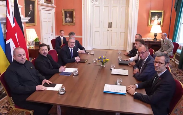 Зеленський розповів, про що говорив зі Стармером, Макроном та Мерцем