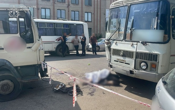 На Закарпатті вантажівка в’їхала у людей, які виходили з автобуса