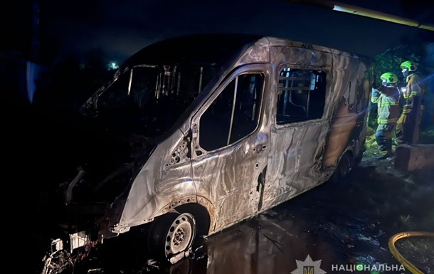 На Одещині дезертир підпалив мікроавтобус військового