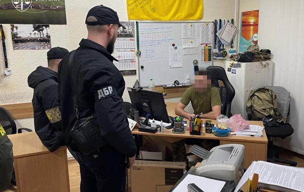 Судитимуть прикордонника, який переправив за кордон 76 ухилянтів