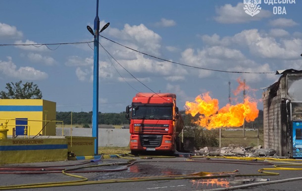 В Одесі  шахед  атакував АЗС: загорівся газовоз
