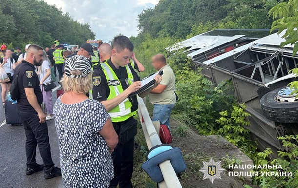 На Хмельниччині перекинувся туристичний автобус із 54 пасажирами