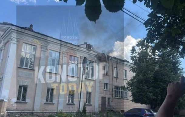 Росіяни вдарили по кінотеатру в Конотопі, четверо поранених