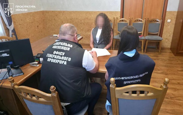 Прокурор з Франківщини за 1000 доларів "допомагала" чоловіку отримати бронь