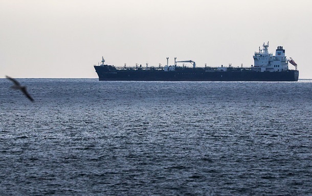 Україна повернула чотирьох моряків з затриманого Іраном в Ормузькій протоці