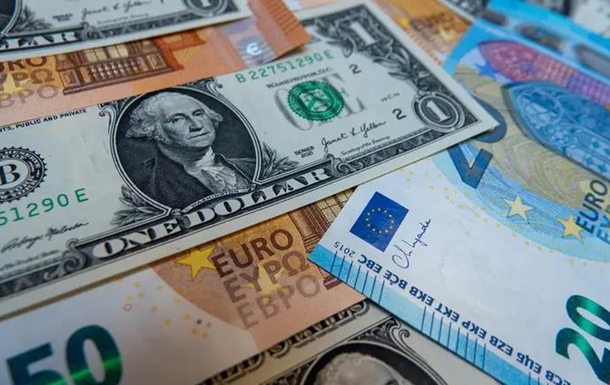 Почему украинцам советуют покупать не только доллары: объяснения экспертов