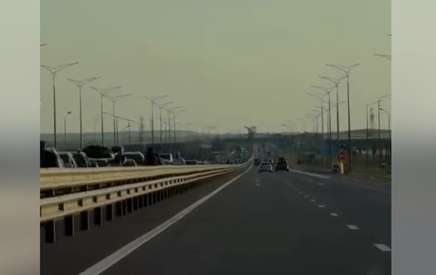 З Криму масово виїжджають люди, на Кримському мосту кількатисячні черги 