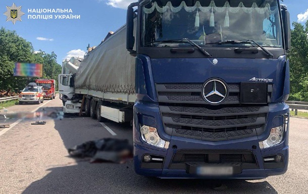 В Киеве водители двух грузовиков погибли в ДТП