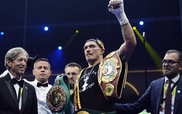 Усик отказался от всех чемпионских поясов