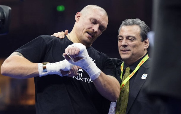 Президент WBC подумав, що замість Усика від титулів відмовився ШІ