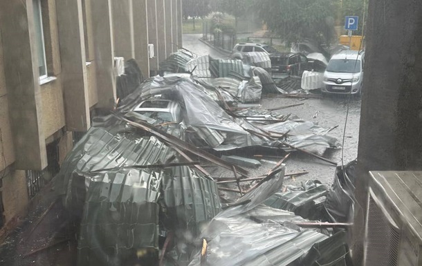 Негода у Львові: повалені дерева, пошкоджена адмінбудівля, зупинені трамваї