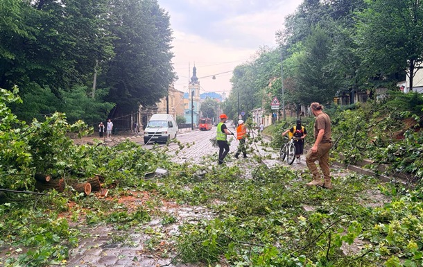 Негода у Львові: через удар блискавки дитина потрапила в реанімацію