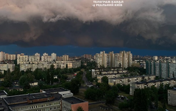 Негода в Києві: падають дерева, перебої зі світлом