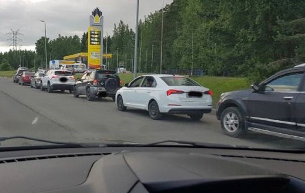 Росіяни почали помирати в чергах за бензином