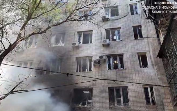 Росіяни вдарили по Херсону, є жертва та поранені