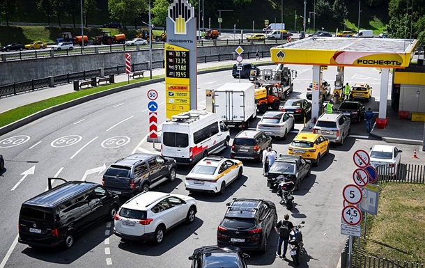 Москва просить бензин по світу: чи допоможе їй це