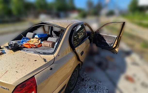 У Херсоні дрон РФ атакував цивільне авто, є жертви
