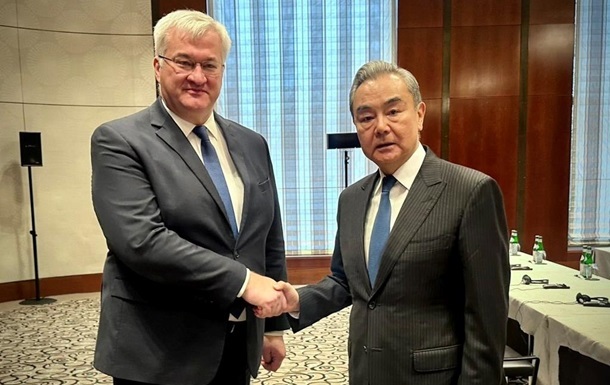 Глава МИД Китая пригласил Сибигу в КНР