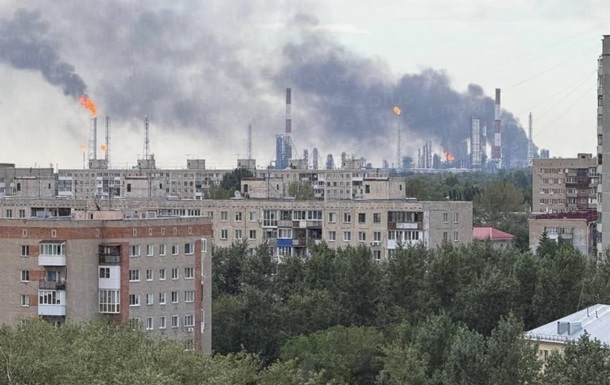 Крупнейший НПЗ России приостановил работу после атаки дронов - СМИ