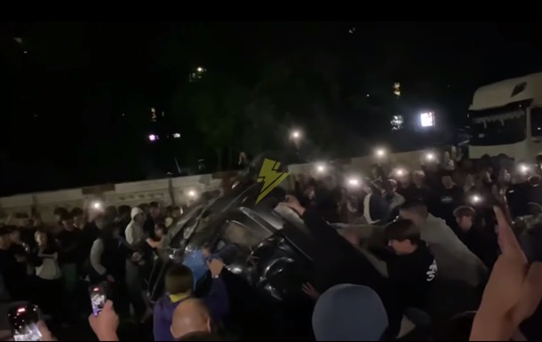 У Львові натовп перекинув авто ТЦК