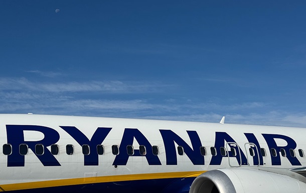 Пасажира затягнуло у розбите вікно літака Ryanair