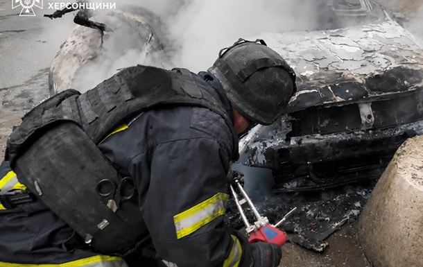 Росія зранку атакувала магазин та авто в Херсоні, є постраждалі