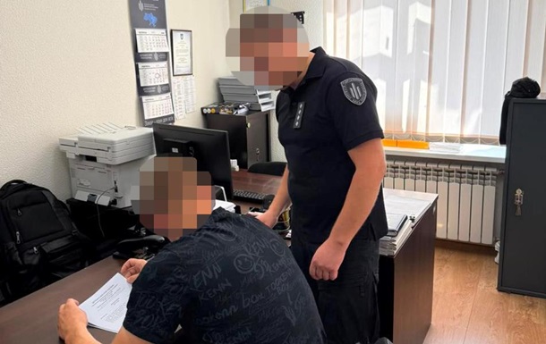 Силове затримання біля ТЦК у Полтаві: поліцейський зламав руку чоловіку