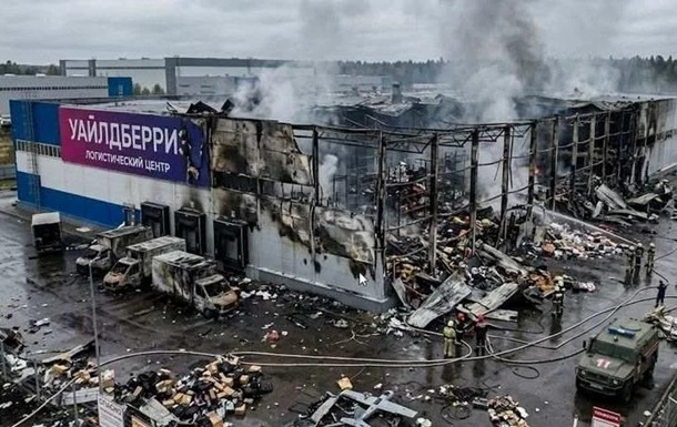 В РФ заявили про cім загиблих на складах після атаки дронів
