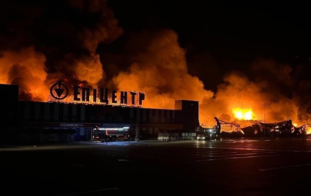 У Сумах після удару БПЛА палає Епіцентр