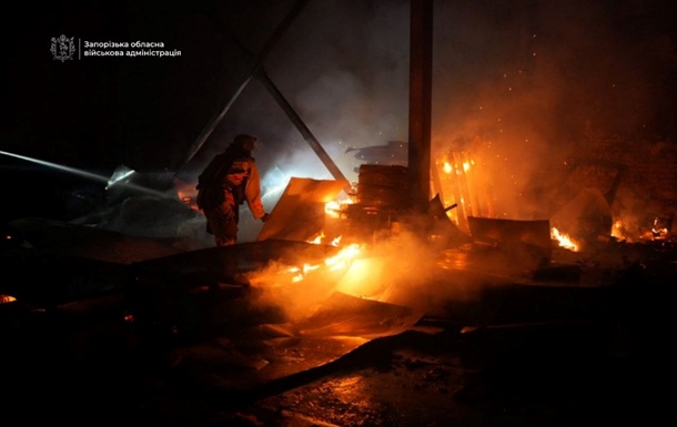 У Запоріжжі після атаки палає підприємство
