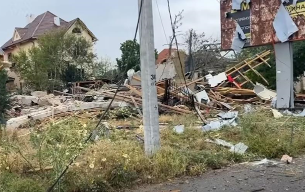 Росіяни скинули бомби на Херсон, є постраждалі