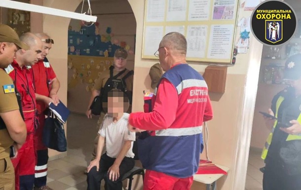 У Києві чоловік із ножем зайшов до ліцею