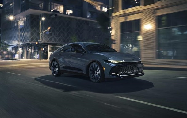 Toyota обновила седан Crown