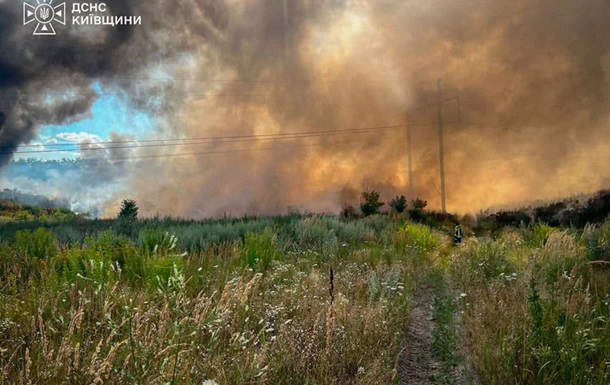В Киевской области второй день тушат масштабный пожар на свалке