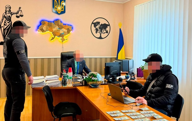 Хабар за  потрібне  рішення: викрито голову райсуду на Харківщині 