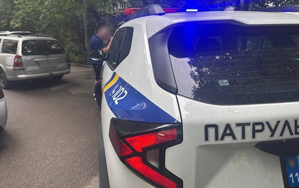 В Киеве 17-летний парень с ножом напал на патрульного