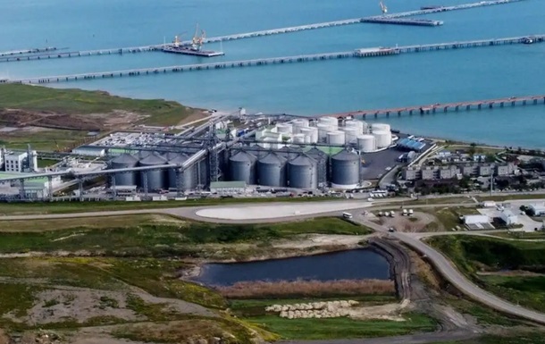 В Тамани сгорело 12 резервуаров с нефтью - СБС