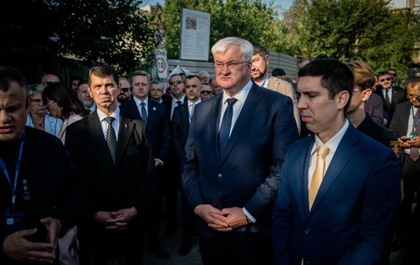 В Киеве началось совещание послов Украины