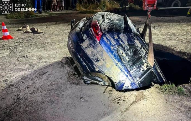 В Одесі автомобіль під час руху провалився під землю 