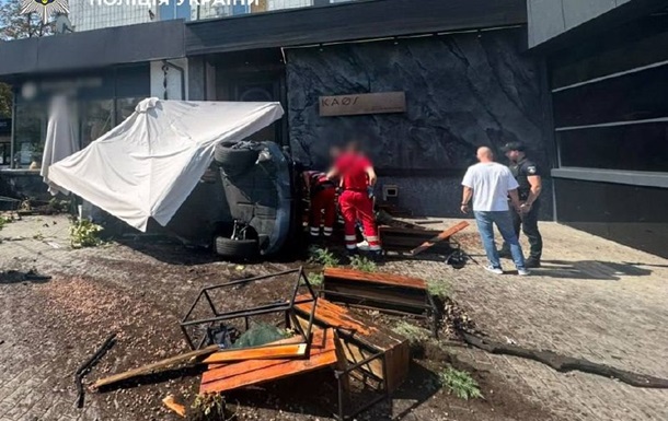 В центре Киева авто влетело в летнюю террасу