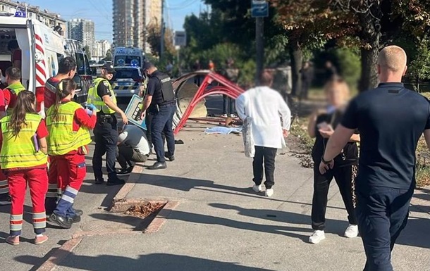 Смертельное ДТП в Киеве: автомобиль врезался в остановку с людьми