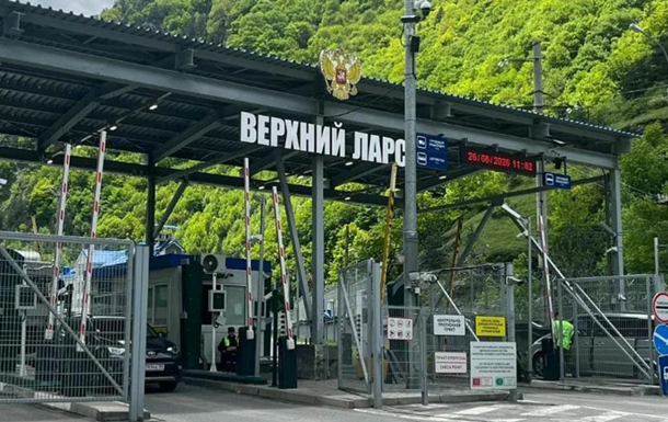 У РФ заявили про десятки тисяч росіян на кордоні з Грузією